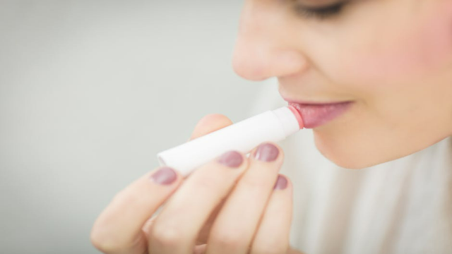 Menyelami Manfaat dan Kandungan Krim Pelembap Bibir